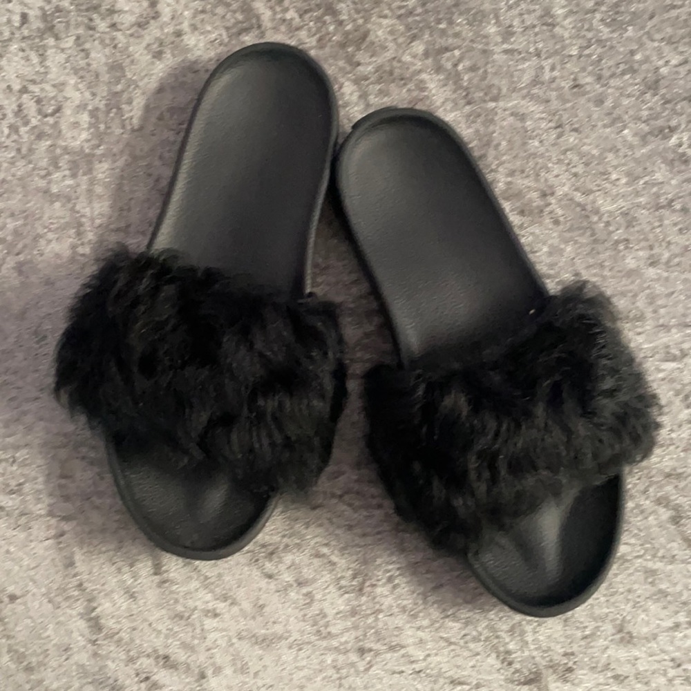 Tread light by Ugg black fur slides